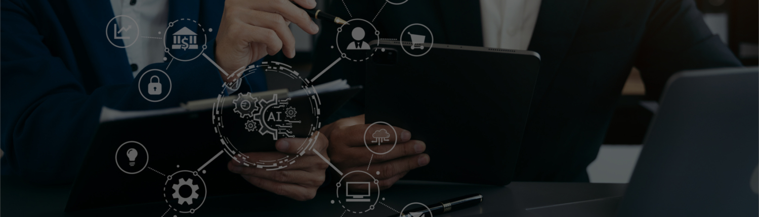 creativ-hosting-paralax Hintergrundbild für den Hostingbereich der Agentur. Dunkel gehalten, nicht erkennbare Menschen in Anzügen vor einem Laptop